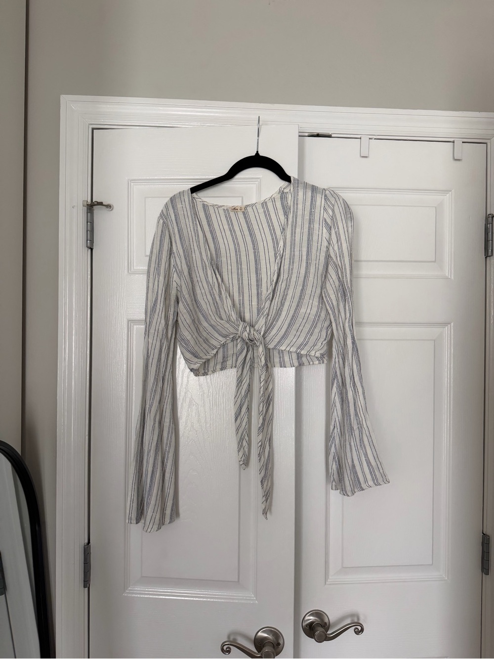 Hollister Striped Tie-Front Long Sleeve Crop Top - White & Blue